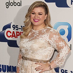Kelly Clarkson gives birth to a son