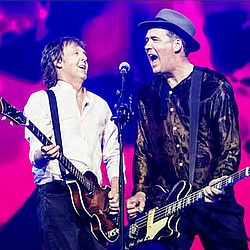 Paul McCartney joined on stage by Krist Novoselic