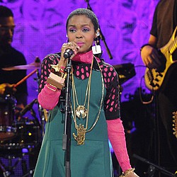 Lauryn Hill apologises after arriving for show two hours late