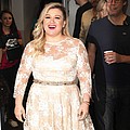 Kelly Clarkson in awe of Chrissy Teigen&#039;s post-pregnancy slim down - Kelly Clarkson is in disbelief at how quickly her fellow new mum Chrissy Teigen has regained her &hellip;