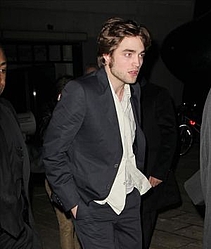 Robert Pattinson `won`t buy house because of fans`