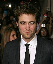 Robert Pattinson reveals contact-lens fear