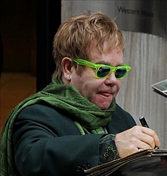 Sir Elton John: `I`m a modern woman`