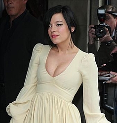 Lily Allen to launch vintage clothing line