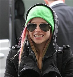 Avril Lavigne rules the waves in Oz