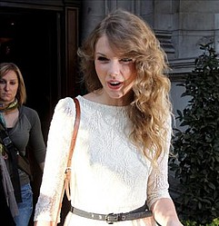 Taylor Swift turns hairdresser