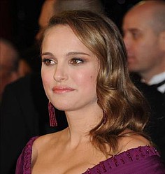 Natalie Portman isn`t bothered by baby weight