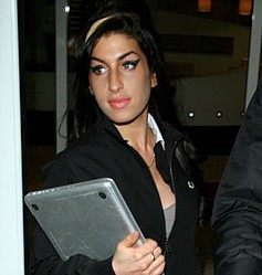 Amy Winehouse `downs vodka on way to rehab`