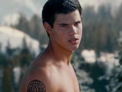 Will Taylor Lautner Lose His Shirt At The Movie Awards?