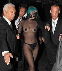 Lady Gaga `buys Kate Moss an accordian`