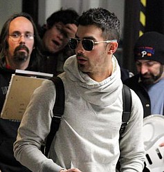 Nick Jonas `takes Delta Goodrem to meet parents`