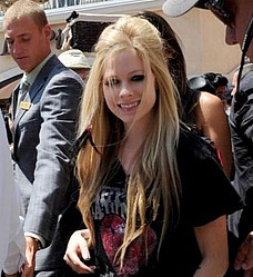 Avril Lavigne: `People expected me to strip`