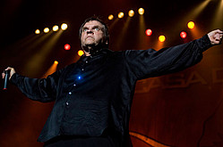 Meat Loaf Passes Out on Stage, Finishes Show