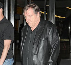 Meat Loaf carries on concert after collapsing on stage