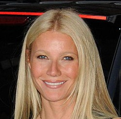 Gwyneth Paltrow has a bathtub in the middle of her bedroom