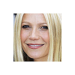 Gwyneth Paltrow plugs a handset into her cell phone to minimise &#039;radiation&#039;