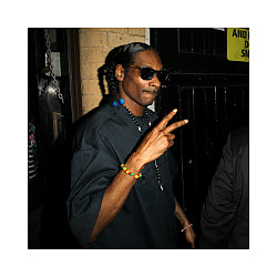 Snoop Dogg Remixes Rihanna&#039;s &#039;California King Bed&#039; - Video