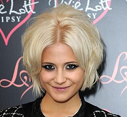 Pixie Lott admitted she used to read Britney Spears` autobiography