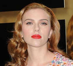 Scarlett Johansson?s Just Not That Into sharing her life on Twitter