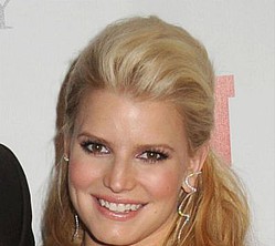 Jessica Simpson `hires chef to help control baby weight gain`