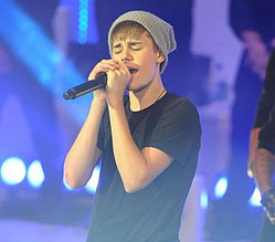Justin Bieber thrills underprivileged kids with surprise concert