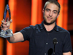 Robert Pattinson Debuts Buzz Cut Accepting People&#039;s Choice Award