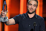 Robert Pattinson Debuts Buzz Cut Accepting People&#039;s Choice Award - Winning awards isn&#039;t anything new to Robert Pattinson — especially for his role in the &quot;Twilight&quot; &hellip;
