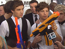 One Direction Hit &#039;MIB 3&#039; Premiere Armed With Toy Guns