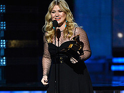 Kelly Clarkson Shouts Out Miguel, Alcohol In Grammy Speech