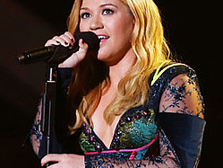 Kelly Clarkson Feels &#039;Bullied&#039; By Clive Davis In Memoir