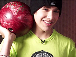 Taylor Swift Tourmate Austin Mahone Is A Ballin&#039; Bowler: Watch Now!
