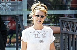 Britney Spears&#039; boyfriend signs agreement