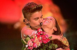 Justin Bieber serenades Pattie on Mother&#039;s Day